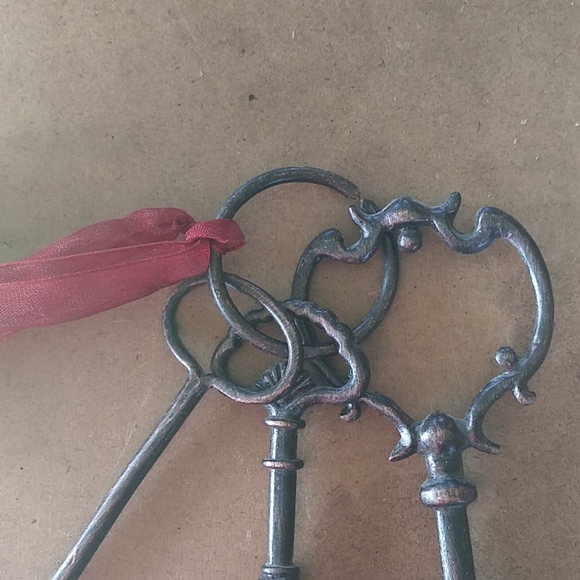Decorative Skeleton Key set of three - Picture 3 of 3